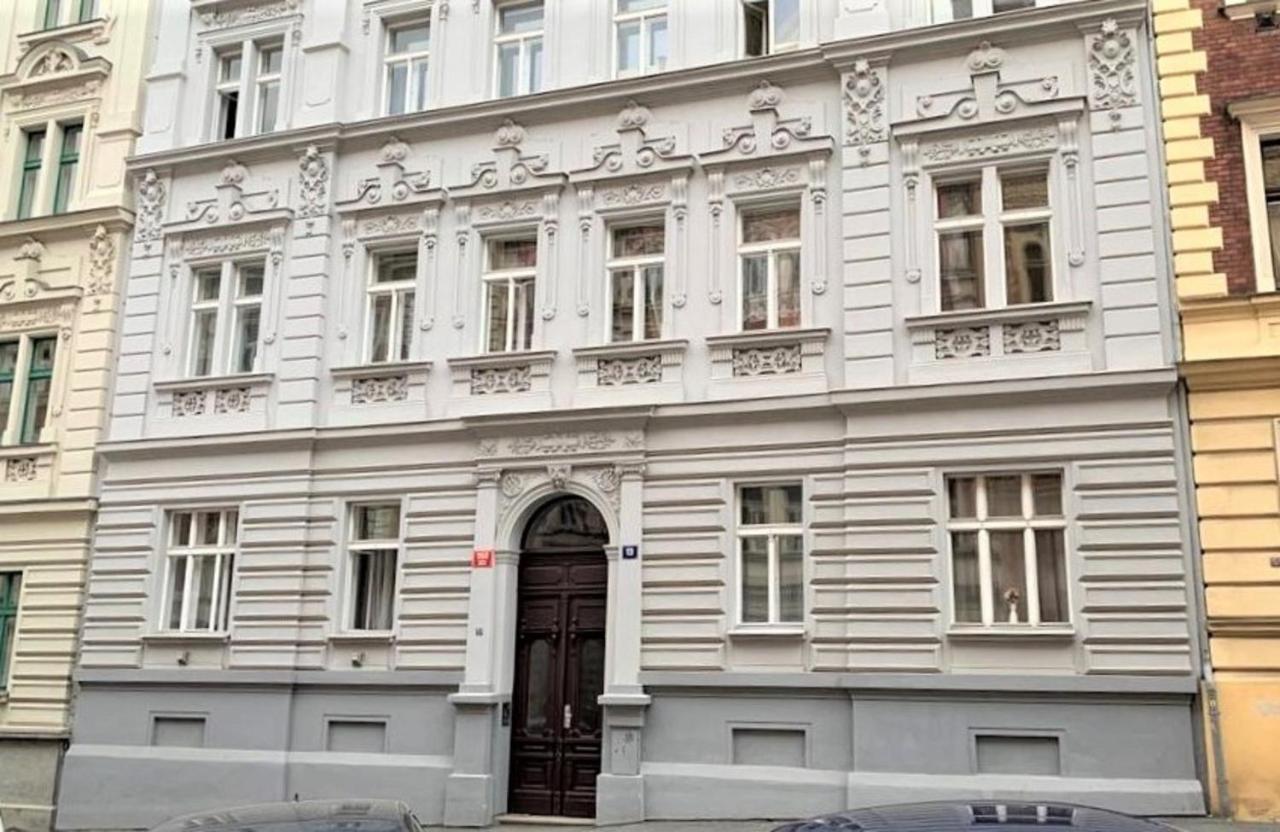 Side Street Apartments Прага Экстерьер фото