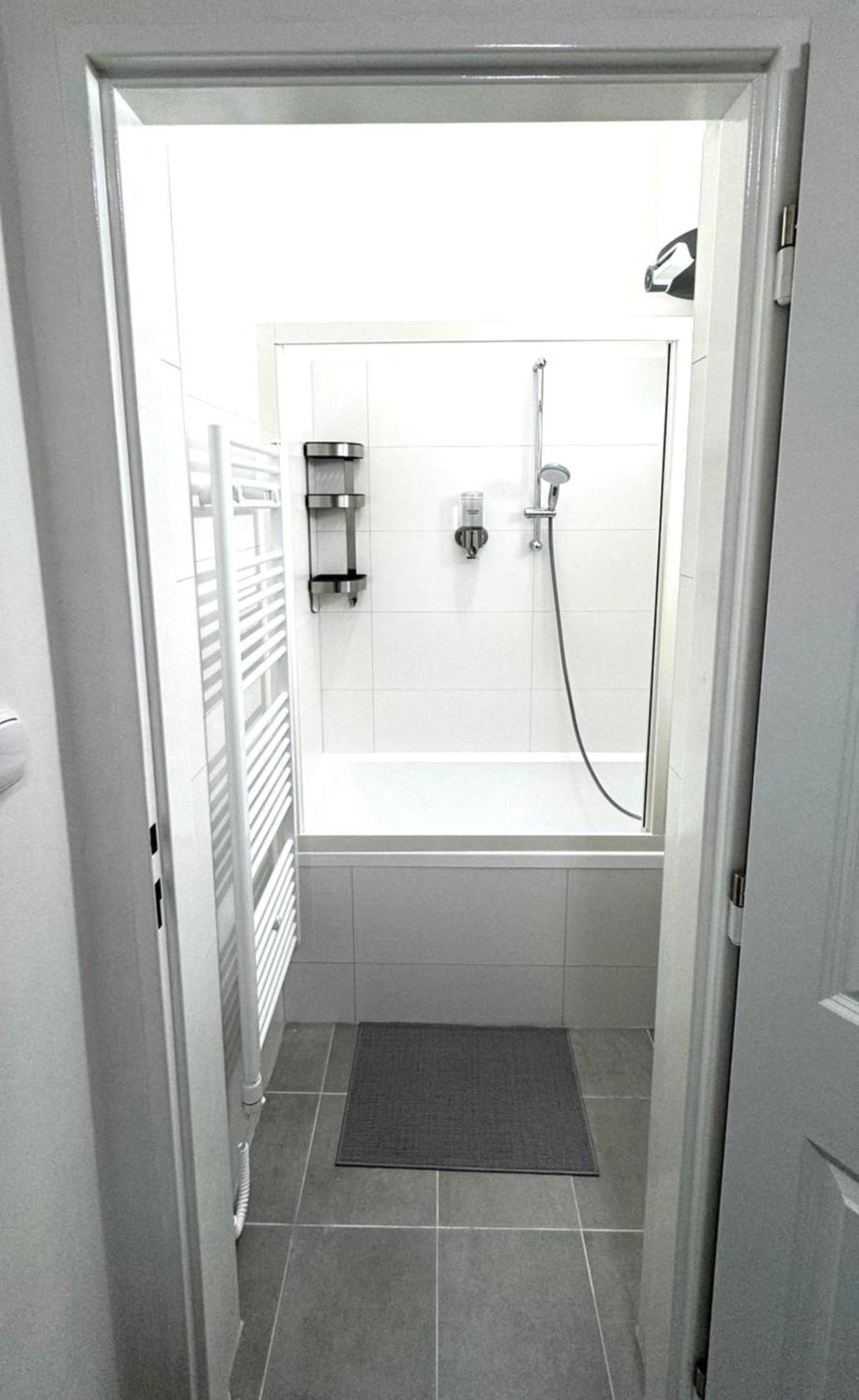 Side Street Apartments Прага Экстерьер фото