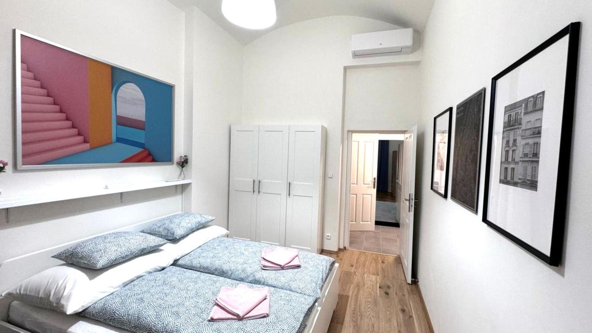 Side Street Apartments Прага Экстерьер фото