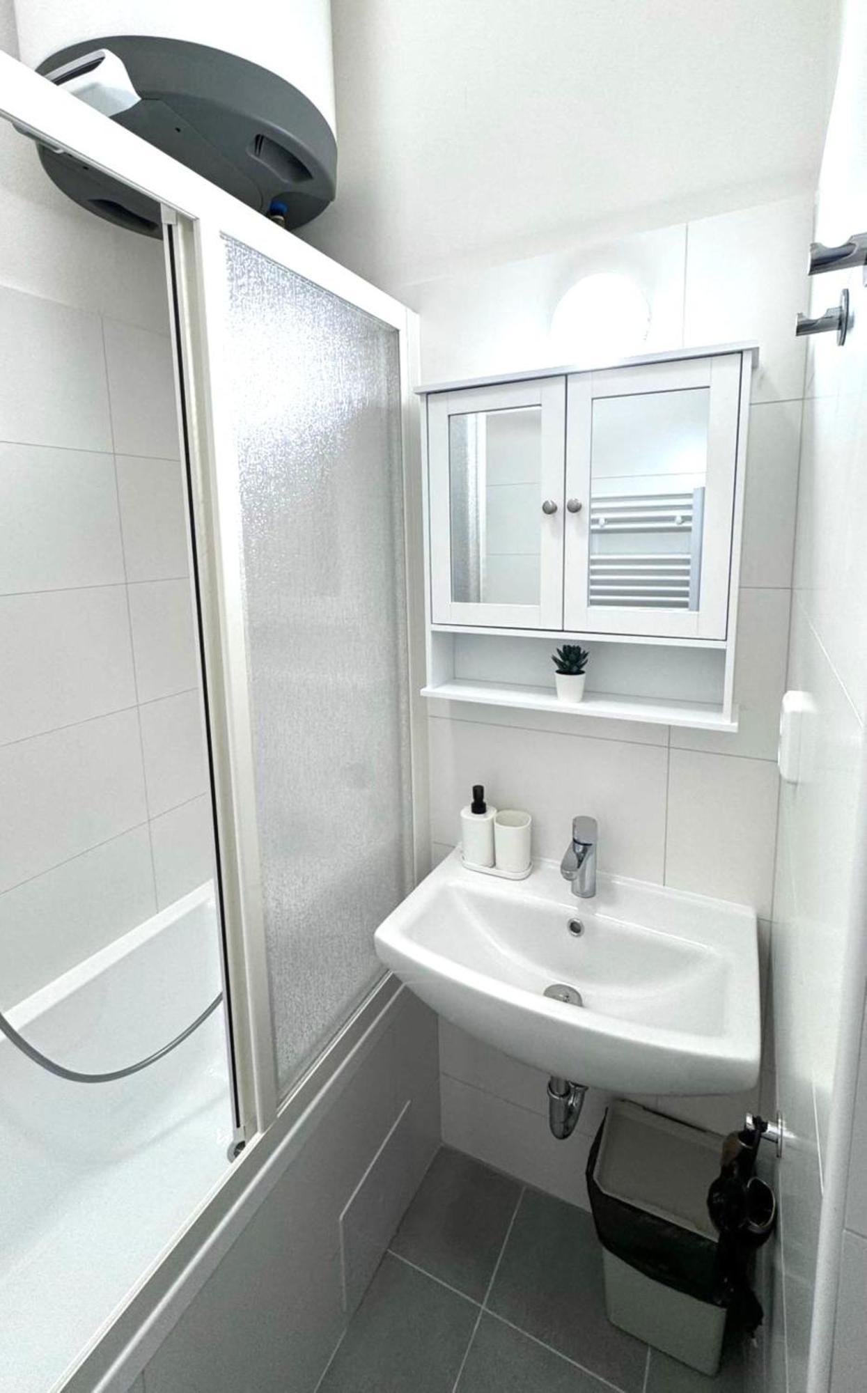 Side Street Apartments Прага Экстерьер фото