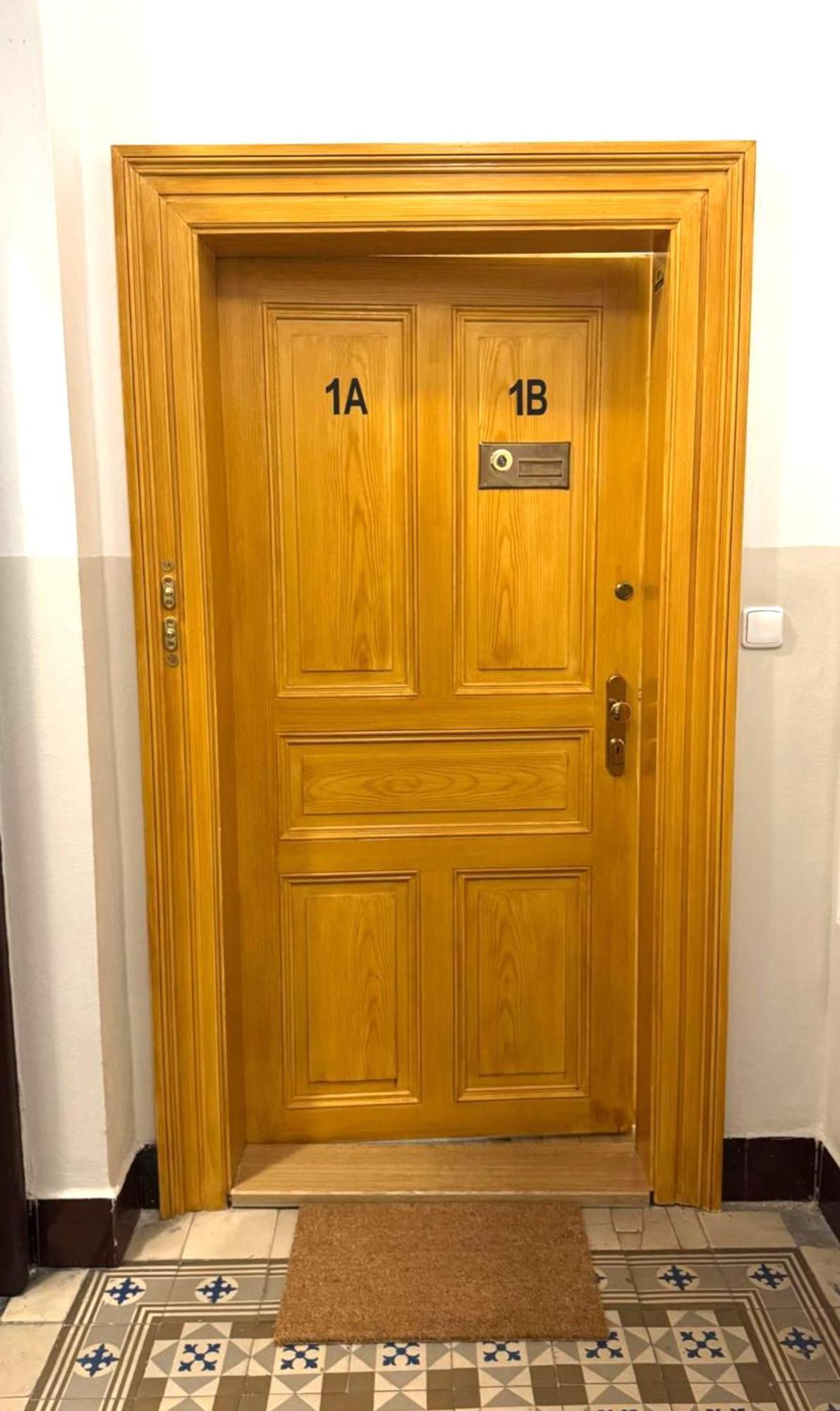 Side Street Apartments Прага Экстерьер фото