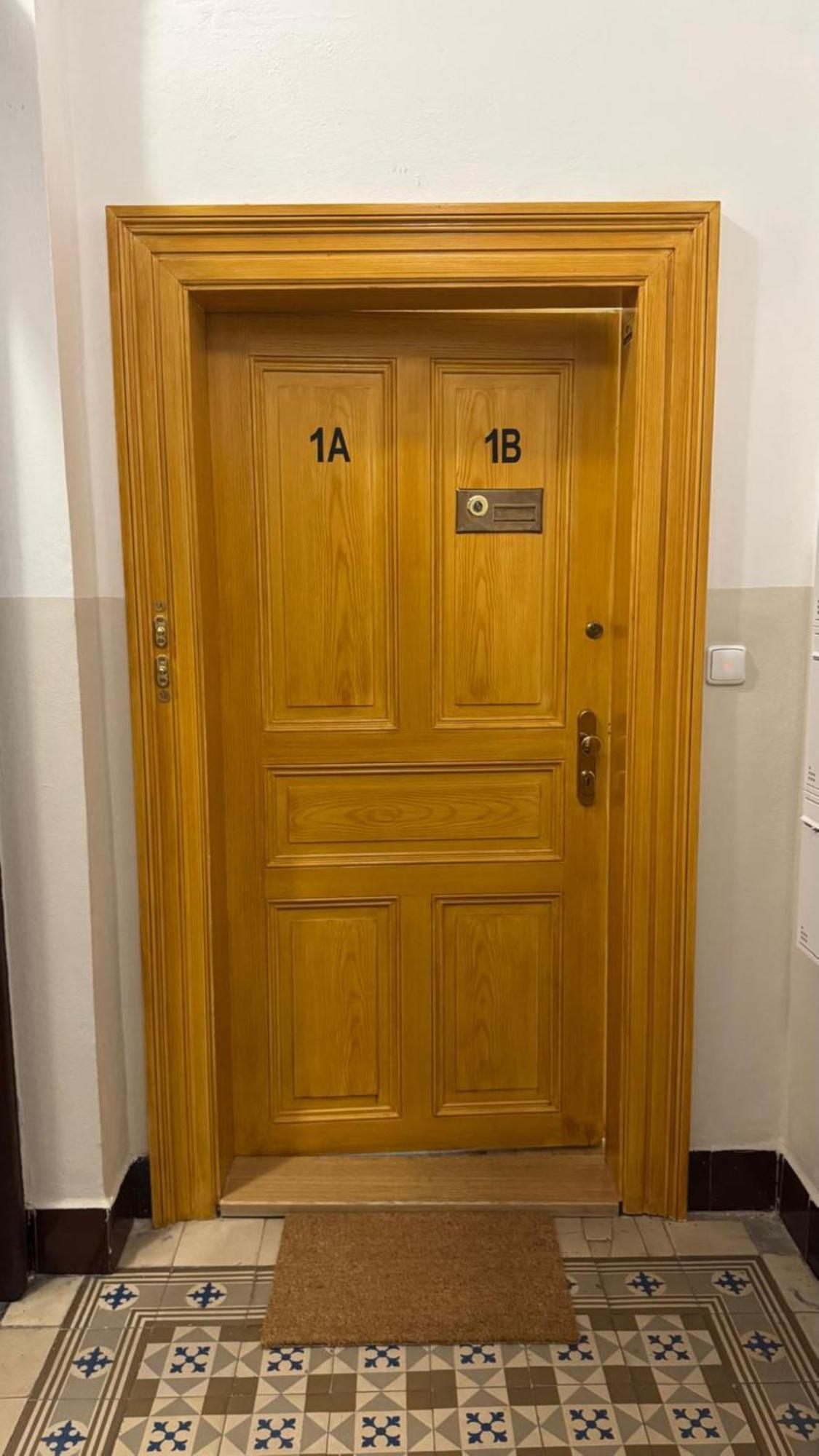 Side Street Apartments Прага Экстерьер фото