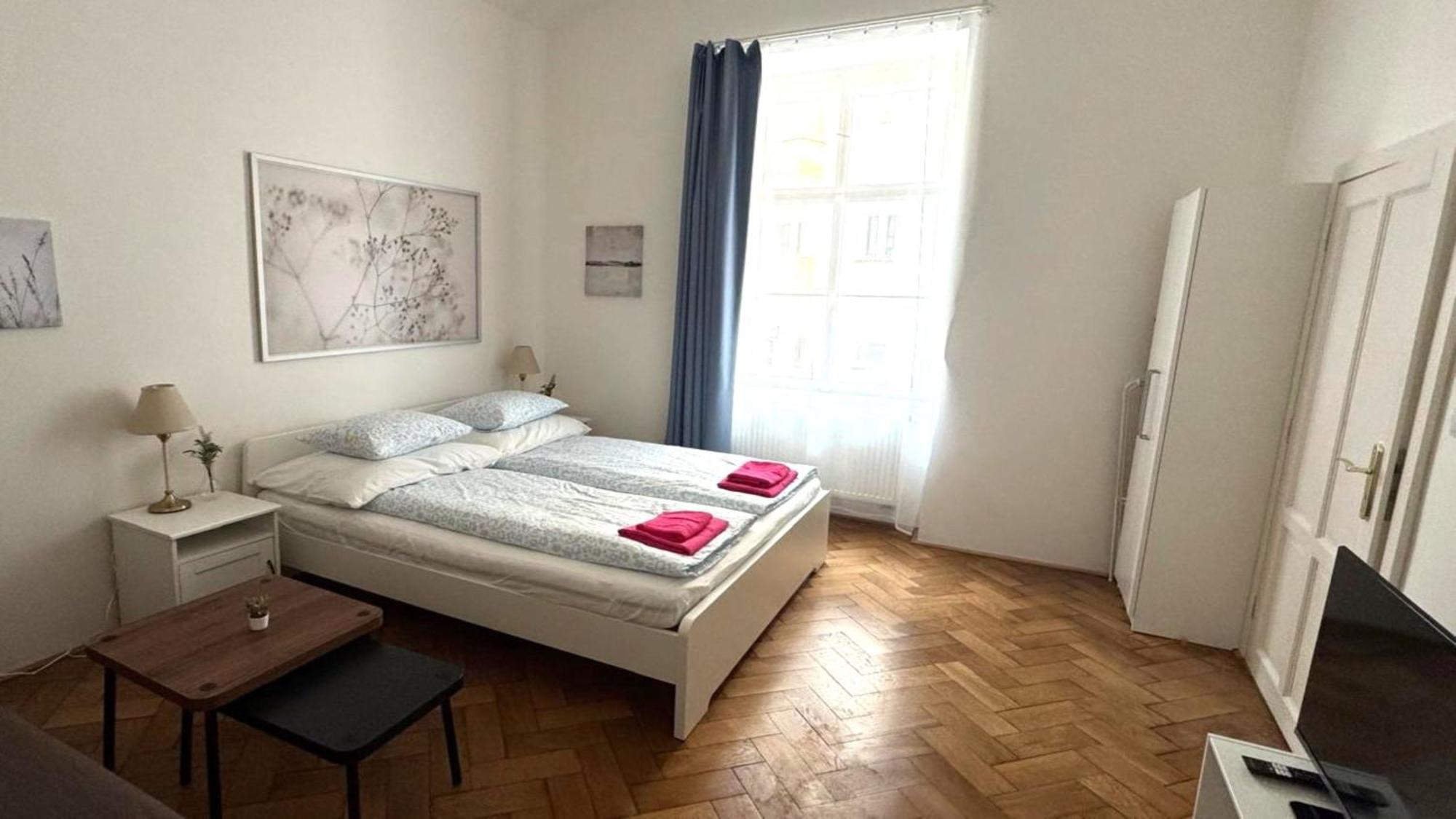 Side Street Apartments Прага Номер фото