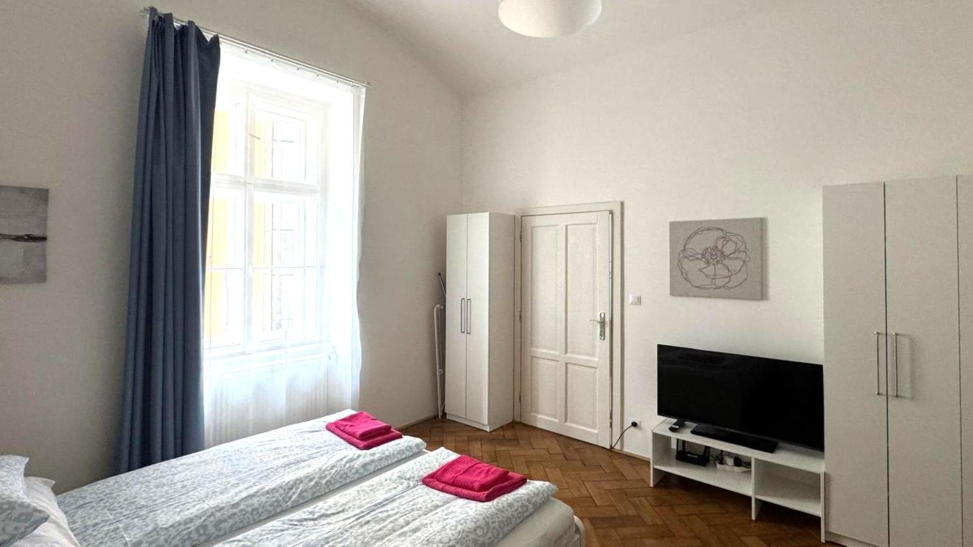 Side Street Apartments Прага Экстерьер фото